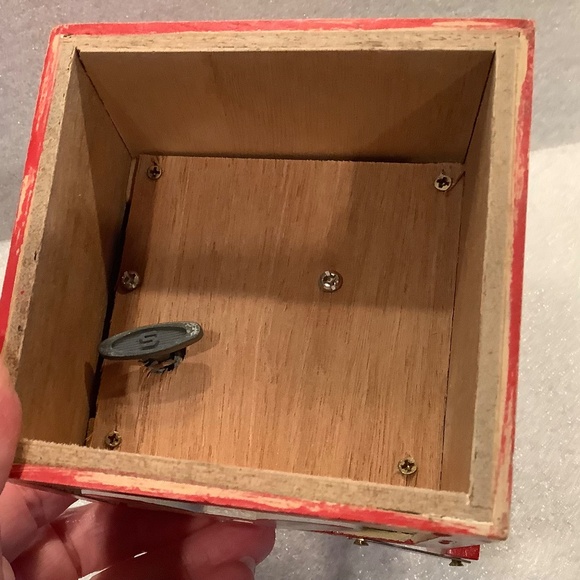 Vintage Christmas Music Box Jack-In-The-Box Plays Jingle Bells Enesco 1984 - Picture 10 of 11